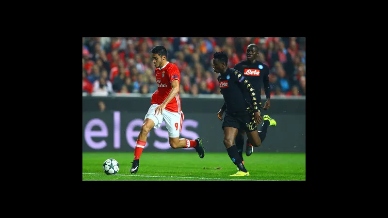 Cầu thủ của Benfica nỗ lực giữ bóng trước sự áp đảo của Napoli Cầu thủ của Benfica nỗ lực giữ bóng trước sự áp đảo của Napoli