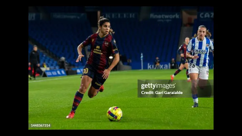 Cầu thủ Levante tạo ra cơ hội nguy hiểm trước khung thành Real Sociedad Cầu thủ Levante tạo ra cơ hội nguy hiểm trước khung thành Real Sociedad