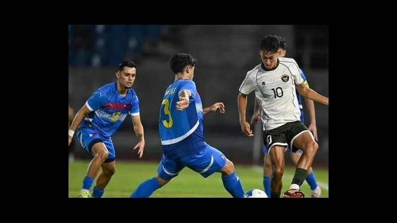 Cầu thủ U22 Indonesia dốc hết sức chạy để giành quyền kiểm soát bóng trước cầu thủ U22 Myanmar Cầu thủ U22 Indonesia dốc hết sức chạy để giành quyền kiểm soát bóng trước cầu thủ U22…