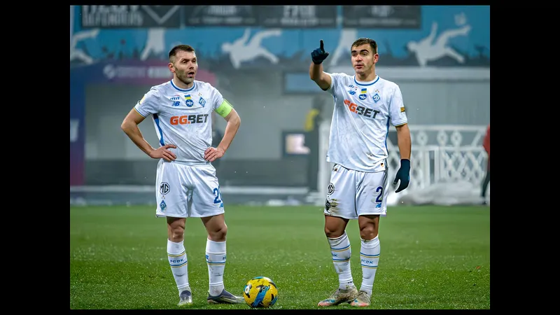 Cầu thủ Dynamo Kyiv và Rukh Lviv đối đầu trên sân cỏ Cầu thủ Dynamo Kyiv và Rukh Lviv đối đầu trên sân cỏ